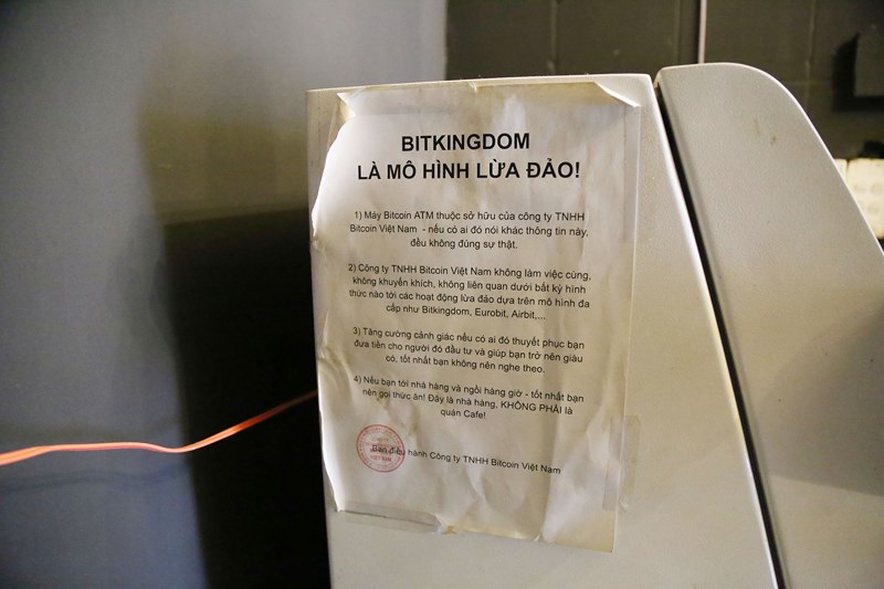 Cận cảnh giao dịch bitcoin bằng máy ATM tại TP.HCM